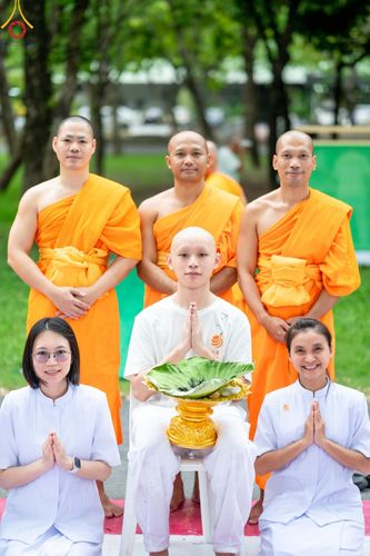 ภาพ No.143880:พิธีตัดปอยผม โครงการอุปสมบทหมู่ พระธรรมทายาทนานาชาติ (ภาษาจีน) รุ่นที่ 19 วันอาทิตย์ที่ 7 กรกฎาคม พ.ศ. 2567 ณ สนามหญ้า หน้าบ้านแก้วอาสาสมัคร วัดพระธรรมกาย
