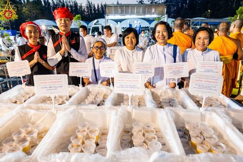 ภาพ No.106689:พิธีถวายภัตตาหารเป็นสังฆทาน แด่คณะพระธรรมยาตราฯ ในโครงการธรรมยาตรากตัญญูบูชา มหาปูชนียาจารย์ พระมงคลเทพมุนี(สด จนฺทสโร) พระผู้ปราบมาร อนุสรณ์สถาน 7 แห่ง ปีที่ 12 วันที่ 6 มกราคม พ.ศ. 2567 ณ อนุสรณ์สถานโลตัสแลนด์ จ.สุพรรณบุรี