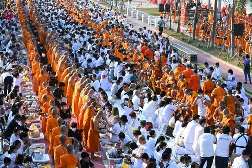 ภาพ No.101766:ตักบาตรพระ 10,000 รูป เติมบุญให้แผ่นดิน เนื่องในโอกาส 192 ปี จังหวัดกาญจนบุรี หนึ่งในโครงการตักบาตรพระ 2,000,000 รูป  77 จังหวัดทุกวัดทั่วไทย วันจันทร์ที่ 11 ธันวาคม พ.ศ. 2566 บริเวณถนนสองแคว (SKY WALK) เมืองกาญจนบุรี