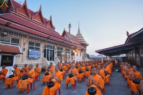 ภาพ No.197639:พิธีตักบาตรพระธรรมยาตรา ณ อนุสรณ์สถานลำดับที่ 4 สถานที่เกิดด้วยกายธรรม วัดโบสถ์(บน) ต.บางคูเวียง จ.นนทบุรี ในโครงการธรรมยาตรา กตัญญูบูชา มหาปูชนียาจารย์ พระมงคลเทพมุนี(สด จนฺทสโร) พระผู้ปราบมาร อนุสรณ์สถาน 7 แห่ง ปีที่ 13 วันที่ 19 มกราคม พ.ศ. 2568