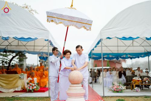 ภาพ No.220884:วันที่ 13 เมษายน พ.ศ. 2568 พิธีโปรยรัตนชาติปฐมเริ่มสถาปนาเจดีย์ และ พิธีเปิดหมู่บ้านปฏิบัติธรรม เพื่อการบรรลุธรรม ณ วัดป่าธรรมกายนานาชาติโทชิหงิ  ประเทศญี่ปุ่น