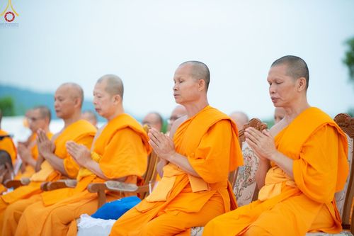 ภาพ No.84376:พิธีทอดผ้าป่า พิธีอัญเชิญปฐมรัตนปฐวี และพิธีตอกเสาเข็มต้นสุดท้าย เพื่อสถาปนาอาคาร 80 ปี หลวงพ่อธัมมชโย ณ ศูนย์ปฏิบัติธรรมวิหารแดง ตำบลเจริญธรรม อำเภอวิหารแดง จ.สระบุรี  วันที่ 23 กรกฎาคม พ.ศ. 2566