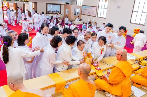 ภาพ No.100948:พิธีทอดกฐินบรมจักรพรรดิสร้างทุกสิ่ง ณ วัดพระธรรมกายออเรกอน ประเทศสหรัฐอเมริกา  วันอาทิตย์ ที่ 26 พฤศจิกายน พ.ศ. 2566