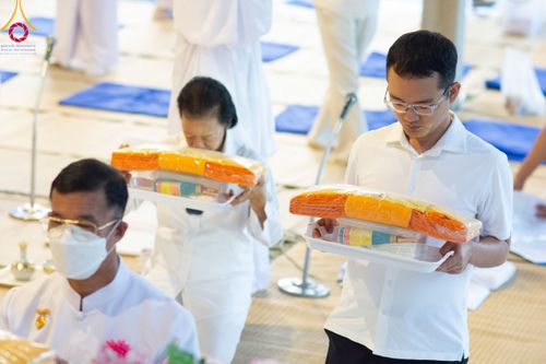 ภาพ No.110690:พิธีถวายภัตตาหารเป็นสังฆทาน แด่คณะพระธรรมยาตราฯ ในโครงการธรรมยาตรากตัญญูบูชา มหาปูชนียาจารย์ พระมงคลเทพมุนี(สด จนฺทสโร) พระผู้ปราบมาร อนุสรณ์สถาน 7 แห่ง ปีที่ 12 วันที่ 12 มกราคม พ.ศ. 2567 ณ อนุสรณ์สถานมหาวิหารพระมงคลเทพมุนี(โลตัสแลนด์) อ.สองพี่น้อง จ.สุ