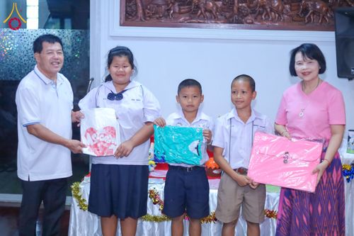 ภาพ No.180153:กิจกรรมวันรวมพลังเด็กดี V-Star ผู้นำฟื้นฟูศีลธรรมโลก ประจำปีพุทธศักราช 2567 จังหวัดสุโขทัย เพื่อรวมพลังสร้างความดี นั่งสมาธิภาวนาถวายเป็นพุทธบูชา และเพื่อส่งเสริมการเรียนรู้พระพุทธศาสนา วันที่ 3 ธันวาคม พ.ศ. 2567