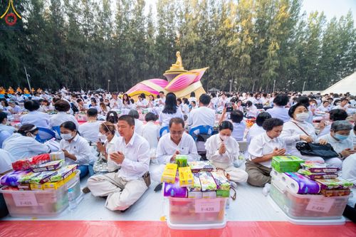 ภาพ No.107536:พิธีตักบาตรพระธรรมยาตราฯ ในโครงการธรรมยาตรากตัญญูบูชา มหาปูชนียาจารย์ พระมงคลเทพมุนี(สด จนฺทสโร) พระผู้ปราบมาร ปีที่ 12 ณ อนุสรณ์สถานมหาวิหารพระมงคลเทพมุนี อ.สองพี่น้อง จ.สุพรรณบุรี วันที่ 7 มกราคม พ.ศ. 2567