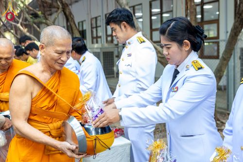 ภาพ No.179597:พิธีเจริญพระพุทธมนต์ พิธีทำบุญตักบาตรถวายพระราชกุศล และพิธีวางพานพุ่มดอกไม้ถวายราชสักการะ  แด่พระบาทสมเด็จพระบรมชนกาธิเบศร มหาภูมิพลอดุลยเดชมหาราช บรมนาถบพิตร เนื่องในวันคล้ายวันพระบรมราชสมภพ วันชาติ และวันพ่อแห่งชาติ วันพฤหัสบดีที่ 5 ธันวาคม พ.ศ. 2567 ณ