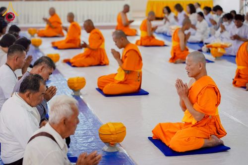 ภาพ No.275862:วันพุธที่ 3 ธันวาคม พ.ศ. 2568 พิธีบรรพชาอุปสมบท โครงการอุปสมบทบูชาธรรมมหาปูชนียาจารย์ ศูนย์อบรม : ศูนย์ส่งเสริมศีลธรรม จ.พะเยา ณ โบราณสถานพระธาตุจอมทอง และ โบสถ์กลางน้ำ วัดพระธาตุศรีโคมคำ อำเภอเมือง จังหวัดพะเยา