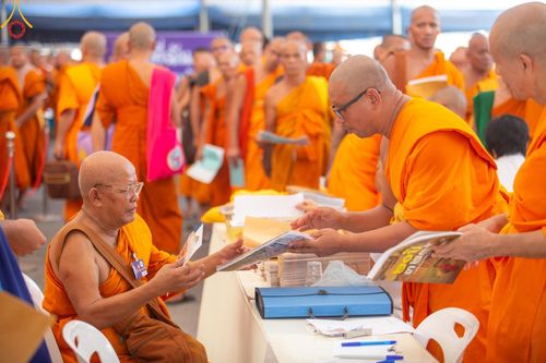 ภาพ No.60317:การต้อนรับพระสังฆาธิการ 10,000 กว่าวัดทั่วประเทศ พิธีมอบปัจจัยช่วยเหลือครู 4 จังหวัดชายแดนภาคใต้ พิธีปฏิบัติธรรม ในวันคุ้มครองโลก วันจันทร์ที่ 22 เมษายน พ.ศ.2567 ณ วัดพระธรรมกาย จ.ปทุมธานี