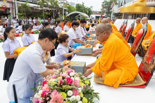 ภาพ No.85898:ตักบาตรพระนานาชาติ 10,000 รูป ใจกลางนครหาดใหญ่ จ.สงขลา วันอาทิตย์ที่ 20 สิงหาคม พ.ศ. 2566