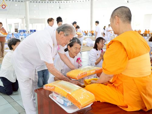 ภาพ No.246998:วันที่ 20 กันยายน พ.ศ. 2568 พิธีถวายเมนูสวรรค์เพื่อการบรรลุธรรม ณ หอฉันคุณยายอาจารย์ฯ วัดพระธรรมกาย