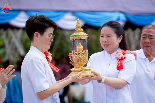 ภาพ No.255471:วันที่ 13 ตุลาคม พ.ศ. 2568 พิธีบรรจุพระบรมสารีริกธาตุ ผูกผ้า 7 สี เพื่อความเป็นสิริมงคล  และ ยกช่อฟ้า ประดิษฐานบนหลังคาอุโบสถวัดทุ่งเจริญธรรม ถวายบูชาธรรม 81 ปี หลวงพ่อธัมมชโย โดยคณะศิษยานุศิษย์ ณ วัดทุ่งเจริญธรรม อ.อมก๋อย จ.เชียงใหม่