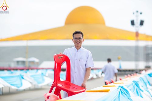 ภาพ No.218456:วันที่ 15 - 18 เมษายน พ.ศ. 2568 การเตรียมภาชนะสำหรับถวายภัตตาหาร , การจัดโต๊ะเก้าอี้ในลานธรรม , การแพ็คพัสดุงานต้อนรับ เพื่องานวันคุ้มครองโลก 22 เมษายน พ.ศ.2568 วัดพระธรรมกาย