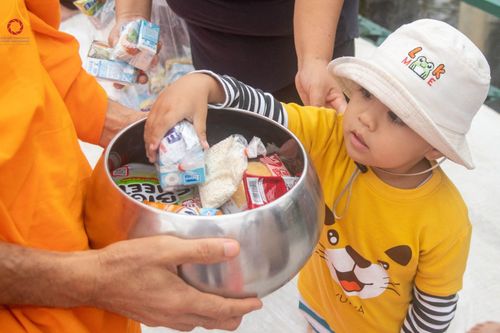 ภาพ No.102018:พิธีตักบาตรพระ 111 รูป ณ สะพานประวัติศาสตร์  อ.ปาย จ.แม่ฮ่องสอน วันอาทิตย์ที่ 10 ธันวาคม พ.ศ. 2566