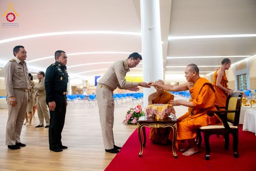 ภาพ No.208953:พระบาทสมเด็จพระเจ้าอยู่หัว ทรงมีพระราชศรัทธาทรงพระกรุณาโปรดเกล้าฯ ให้บำเพ็ญพระราชกุศลถวายภัตตาหารพระราชทาน การสอบบาลีสนามหลวง ณ วัดพระธรรมกาย ย อ.คลองหลวง จ.ปทุมธานี วันที่ 23-24 กุมภาพันธ์ พ.ศ. 2568