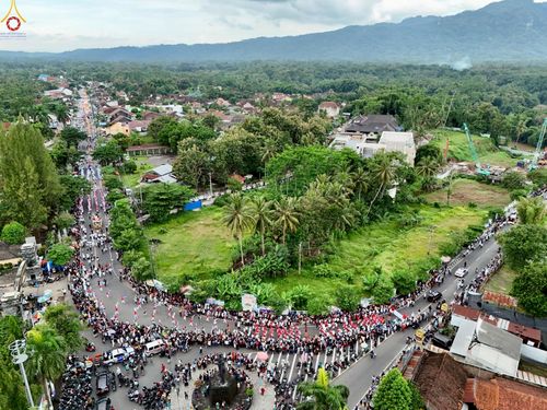 ภาพ No.224478:วันจันทร์ที่ 12 พฤษภาคม พ.ศ. 2568  ชาวพุทธในอินโดนีเซีย ร่วมฉลองวิสาขบูชาจุดประทีปกว่า 200,000 ดวง ณ พระมหาเจดีย์บรมพุทโธ  เจริญพุทธมนต์ถวาย “พระวชิรเกล้าเจ้าอยู่หัว”