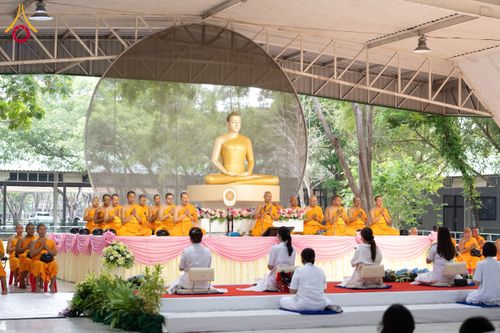 ภาพ No.61258:พิธีตักบาตรฉลองพระใหม่ รุ่นบูชาธรรมโครงการ 1-2 โครงการบรรพชาอุปสมบทหมู่ธรรมทายาท บูชาธรรมหลวงพ่อธัมมชโย 80 ปี ณ โถงช้างสำนักงานใหญ่ วัดพระธรรมกาย วันที่ 20 เมษายน พ.ศ. 2567