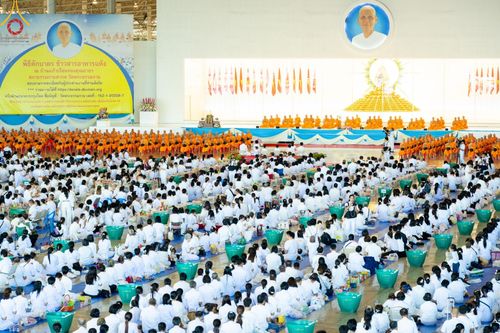 ภาพ No.150999:พิธีตักบาตร ในวันอาทิตย์ต้นเดือน วันที่ 1 กันยายน พ.ศ. 2567 ณ สภาธรรมกายสากล วัดพระธรรมกาย