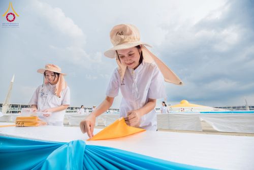 ภาพ No.217737:วันที่ 10-14 เมษายน พ.ศ. 2568 เจ้าหน้าที่อาสาสมัคร เตรียมงานวันคุ้มครองโลก ชุดที่ 2 วัดพระธรรมกาย จ.ปทุมธานี