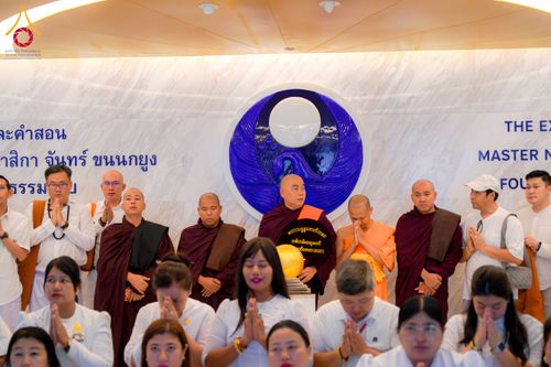 ภาพ No.327681:วันที่ 1-6 พฤษภาคม พ.ศ.2569 ต้อนรับชาวต่างชาติ พระภิกษุ คณะชาวเมียนมาร์  อุบาสิกาชาวอินเดีย เยี่ยมชมวัดพระธรรมกายและสักการะพระมหาธรรมกายเจดีย์