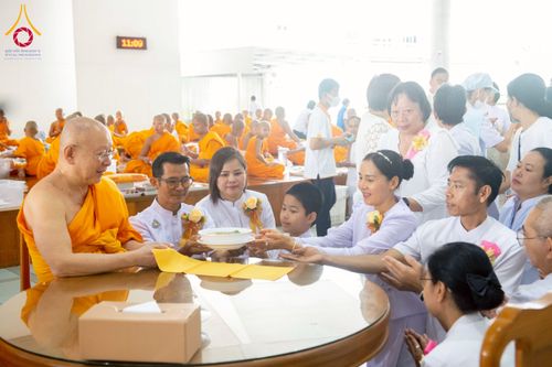 ภาพ No.276459:วันศุกร์ที่ 5 ธันวาคม พ.ศ. 2568 (วันพระ ขึ้น 15 ค่ำ เดือน 1) พิธีบุพเปตพลี ครั้งที่ 175 ร่วมอุทิศบุญแด่หมู่ญาติที่ล่วงลับไปแล้ว และสืบทอดอายุพระพุทธศาสนา ณ หอฉันคุณยายอาจารย์ฯ วัดพระธรรมกาย