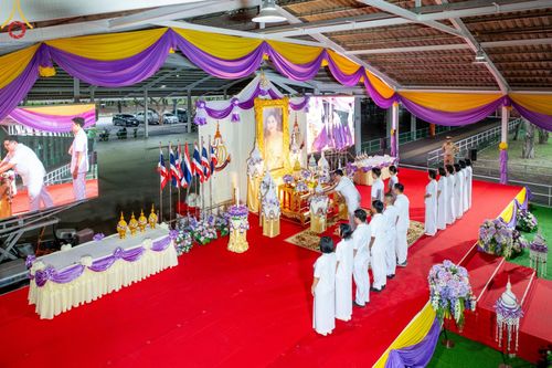 ภาพ No.138962:กิจกรรมเฉลิมพระเกียรติ สมเด็จพระนางเจ้าฯ พระบรมราชินี เนื่องในโอกาสวันเฉลิมพระชนมพรรษา พิธีเจริญพระพุทธมนต์ , ทำบุญตักบาตรพระสงฆ์ ถวายพระราชกุศล , พิธีถวายเครื่องราชสักการะ , และพิธีจุดเทียนถวายพระพรชัยมงคล วันที่ 3 มิถุนายน พ.ศ. 2567 ณ อาคารโถงช้าง วัดพ