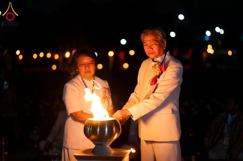 ภาพ No.130622:พิธีจุดโคมประทีปถวายเป็นพุทธบูชา ในโครงการบรรพชา 1,250 รูป ณ มหาวิหารมายาเทวี แดนประสูติ สวนลุมพินี ประเทศเนปาล วันที่ 9 มีนาคม พ.ศ. 2567