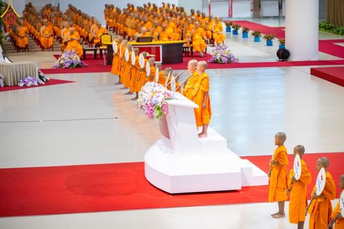 ภาพ No.147053:พิธีมุทิตาสักการะพระภิกษุ ผู้สอบได้เปรียญธรรม 9 ประโยคระดับโลกปีที่ 36, พิธีมอบโล่เกียรติยศและทุนการศึกษา สำนักเรียนบาลีดีเด่นทั่วประเทศ, พิธีถวายมหาสังฆทานคณะสงฆ์ 2,000 กว่าวัด ทั่วประเทศ ปีที่ 24, พิธีถวายไทยธรรมคณะสงฆ์ 323 วัด 4 จังหวัดชายแดนภาคใต้