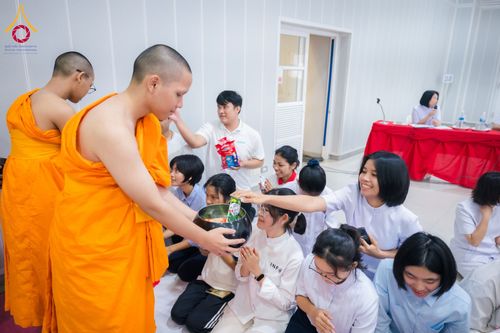 ภาพ No.60776:พิธีตักบาตรพระภิกษุสามเณร ธรรมทายาทระดับอุดมศึกษา วันเสาร์ที่ 20 เมษายน พ.ศ. 2567 ณ ห้องปฎิบัติธรรม ชั้นลอย มหารัตนวิหารคด 13 วัดพระธรรมกาย จ.ปทุมธานี