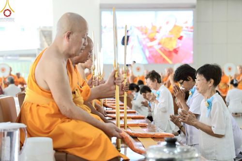 ภาพ No.220698:วันเสาร์ที่ 26 เมษายน พ.ศ.2568 (วันพระ แรม 15 ค่ำ เดือน 5) พิธีถวายภัตตาหารเมนูสวรรค์ "เพื่อการบรรลุธรรม" และ พิธีบุพเปตพลี ครั้งที่ 163 ร่วมอุทิศบุญแด่หมู่ญาติที่ล่วงลับไปแล้ว และสืบทอดอายุพระพุทธศาสนา ณ หอฉันคุณยายอาจารย์ฯ วัดพระธรรมกาย