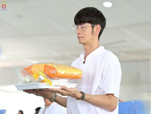 ภาพ No.226912:วันเสาร์ที่ 31 พฤษภาคม พ.ศ. 2568 พิธีถวายภัตตาหารเมนูสวรรค์ "เพื่อการบรรลุธรรม" ณ หอฉันคุณยายอาจารย์ วัดพระธรรมกาย