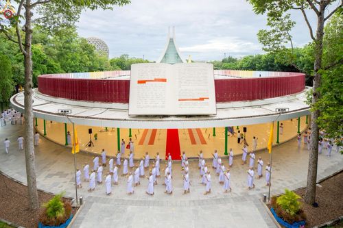 ภาพ No.228859:วันเสาร์ที่ 14 มิถุนายน พ.ศ. 2568 พิธีเวียนประทักษิณ , พิธีขอขมารับผ้าไตร ในโครงการบรรพชาอุปสมบทหมู่ ผู้บริหารรุ่นที่ 15 และ อุดมศึกษา รุ่นที่ 52 ณ โบสถ์พระไตรปิฎก วัดพระธรรมกาย