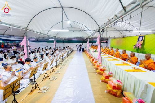 ภาพ No.201433:พิธีถวายภัตตาหารเป็นสังฆทาน แด่พระธรรมยาตรา ณ อนุสรณ์สถานบางปลา วัดบางปลา อำเภอบางเลน จังหวัดนครปฐม ในโครงการธรรมยาตรา กตัญญูบูชา มหาปูชนียาจารย์ พระมงคลเทพมุนี(สด จนฺทสโร) พระผู้ปราบมาร อนุสรณ์สถาน 7 แห่ง ปีที่ 13 วันที่ 25 มกราคม พ.ศ. 2568