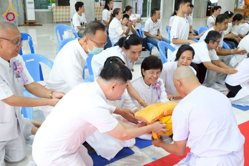 ภาพ No.277929:พิธีตัดปอยผมและปลงผมนาคธรรมทายาท พิธีขอขมาผู้ปกครอง ณ ศูนย์อบรมเยาวชนนครปฐม จ.นครปฐม และพิธีมอบบาตร ผ้าไตร นาคธรรมทายาท พิธีบรรพชา อุปสมบทหมู่ ณ วัดลาดหญ้าไทร จ.นครปฐม