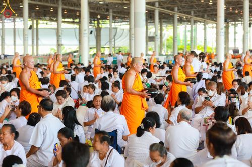 ภาพ No.143394:พิธีตักบาตร ข้าวสารอาหารแห้ง ณ บ้านแก้วเรือนทองคุณยายฯ และ พิธีบูชาข้าวพระ  ณ สภาธรรมกายสากล วัดพระธรรมกาย วันอาทิตย์ที่ 7 กรกฎาคม พ.ศ. 2567