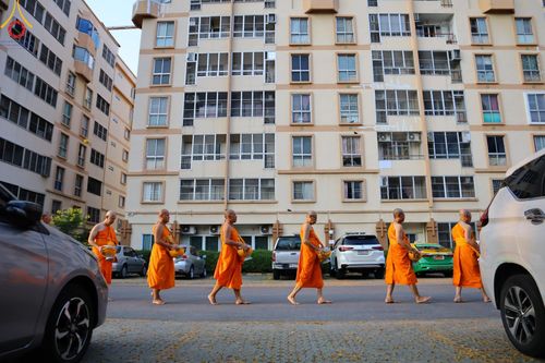 ภาพ No.136045:พระธรรมทายาท โครงการบวชพระนานาชาติ AEC & WAB ผู้บริหารรุ่นที่ 2 บิณฑบาต ณ หอฉันคุณยายอาจารย์ฯ เมืองแก้วมณี หมู่บ้านแก้วพุทธรักษา วันที่ 28 เมษายน พ.ศ. 2567