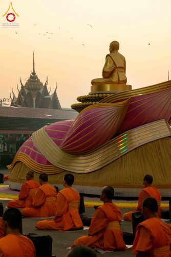 ภาพ No.297270:วันที่ 15 มกราคม พ.ศ.2569 พระธรรมยาตราปฏิบัติธรรมและถ่ายภาพหมู่ประวัติศาสตร์ อนุสรณ์สถานลำดับที่ 4 สถานที่เกิดด้วยกายธรรม  ณ วัดโบสถ์บน ต.บางคูเวียง จ.นนทบุรี ในโครงการธรรมยาตรา กตัญญูบูชา มหาปูชนียาจารย์ พระมงคลเทพมุนี(สด จนฺทสโร) พระผู้ปราบมาร อนุสรณ์ส