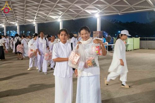 ภาพ No.308415:วันที่ 1 กุมภาพันธ์ พ.ศ. 2569 พิธีตักบาตรข้าวสารอาหารแห้ง ณ บ้านแก้วเรือนทองคุณยาย สภาธรรมกายสากล วัดพระธรรมกาย