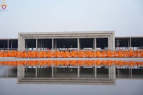 ภาพ No.79089:พิธีอัญเชิญองค์พระบรมพุทธเจ้า 24 องค์ เวียนประทักษิณรอบพระมหาธรรมกายเจดีย์ ณ วัดพระธรรมกาย  วันที่ 2 เมษายน พ.ศ. 2566