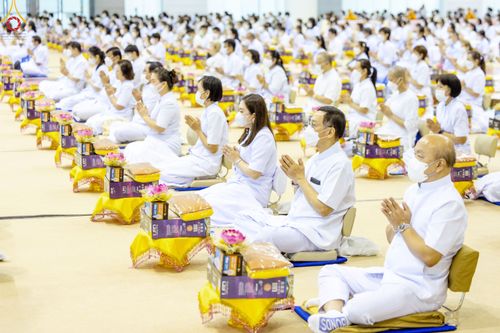 ภาพ No.84451:พิธีถวายผ้าอาบน้ำฝนและประทีปโคมไฟ ในวันอาสาฬหบูชา ณ ห้องแก้วสารพัดนึก 1 วัดพระธรรมกาย วันอังคารที่ 1 สิงหาคม พ.ศ. 2566