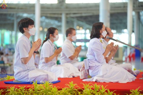 ภาพ No.82944:พิธีตักบาตร ณ บ้านแก้วเรือนทองคุณยายอาจารย์ฯ พิธีบูชาข้าวพระ ณ สภาธรรมกายสากล วัดพระธรรมกาย ในวันอาทิตย์ต้นเดือนที่ 2 ก.ค. พ.ศ.2566