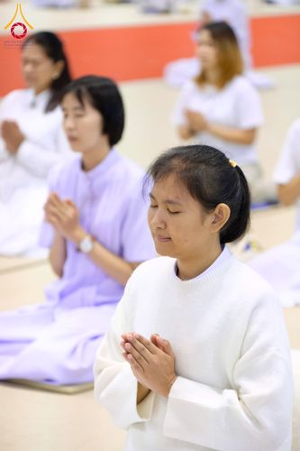 ภาพ No.284942:วันอาทิตย์ที่ 14 ธันวาคม พ.ศ.2568  พิธีปฏิบัติธรรม พิธีถวายภัตตาหารเป็นสังฆทาน พิธีมอบต้นสมบัติจักรพรรดิ ถวายแด่เจ้าอาวาสและประธานสงฆ์ 236 ศูนย์ส่งเสริมศีลธรรมทั่วโลก ณ สภาธรรมกายสากล วัดพระธรรมกาย