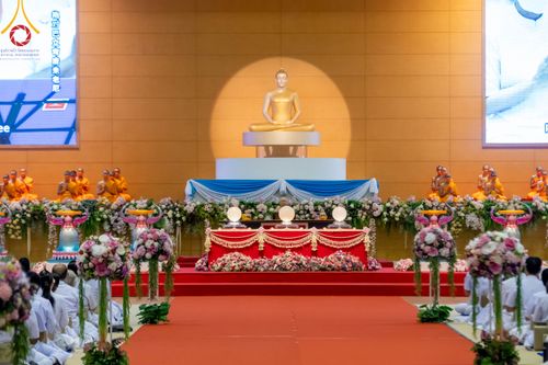 ภาพ No.86258:วันธรรมชัย ปีที่ 55 พิธีทอดผ้าป่ากฐินสมทบครั้งที่1, พิธีเจริญพุทธมนต์ ลูกนิมิตมหาสมบัติฯ พิธีจุดประทีป,พิธีฉลองชัยสวดมนต์บทธัมมจักกัปปวัตนสูตร วันอาทิตย์ที่ 27 สิงหาคม พ.ศ.2566 ณ สภาธรรมกายสากล / มหารัตนวิหารคด วัดพระธรรมกาย