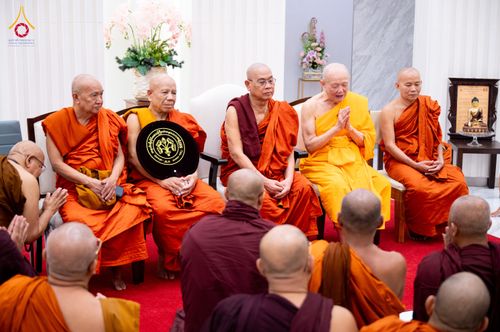 ภาพ No.325543:วันที่ 23 เมษายน พ.ศ.2569 หลวงพ่อทัตตชีโว รองเจ้าอาวาสวัดพระธรรมกาย ถวายการต้อนรับและปฏิสันถารคณะสงฆ์เมียนมาร์และเนปาล