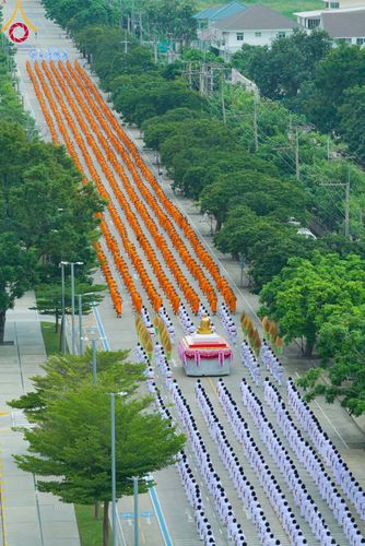 ภาพ No.89141:พิธีอัญเชิญรูปหล่อทองคำ  คุณยายอาจารย์มหารัตนอุบาสิกาจันทร์ ขนนกยูง เพื่อประดิษฐาน ณ มหาวิหารคุณยายอาจารย์ฯ เนื่องในวันครูผู้ค้นพบวิชชาธรรมกาย วันศุกร์ที่ 29 กันยายน พ.ศ. 2566