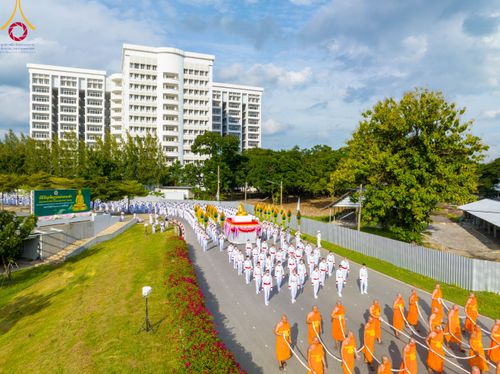 ภาพ No.89071:พิธีอัญเชิญรูปหล่อทองคำ  คุณยายอาจารย์มหารัตนอุบาสิกาจันทร์ ขนนกยูง เพื่อประดิษฐาน ณ มหาวิหารคุณยายอาจารย์ฯ เนื่องในวันครูผู้ค้นพบวิชชาธรรมกาย วันศุกร์ที่ 29 กันยายน พ.ศ. 2566