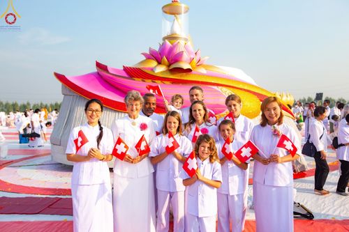 ภาพ No.201247:พิธีตักบาตรพระธรรมยาตรา ณ อนุสรณ์สถานลำดับที่ 5 สถานที่เผยแผ่วิชชาธรรมกายครั้งแรก อนุสรณ์สถานบางปลา วัดบางปลา อำเภอบางเลน จังหวัดนครปฐม ในโครงการธรรมยาตรา กตัญญูบูชา มหาปูชนียาจารย์ พระมงคลเทพมุนี(สด จนฺทสโร) พระผู้ปราบมาร อนุสรณ์สถาน 7 แห่ง ปีที่ 13