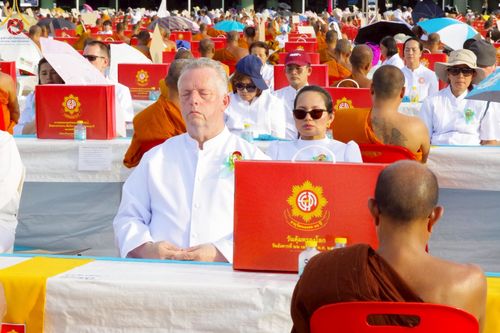 ภาพ No.221780:วันอังคารที่ 22 เมษายน พ.ศ. 2568 ภาพพิธีถวายมหาสังฆทานคณะสงฆ์ 40,000 กว่าวัดทั่วประเทศ เนื่องในวันคุ้มครองโลก ชุดที่ 2 (ปลื้มให้สมการรอคอย) ณ ลานธรรมพระมหาธรรมกายเจดีย์ วัดพระธรรมกาย