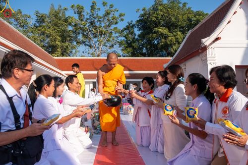 ภาพ No.197858:พิธีตักบาตรพระธรรมยาตรา ณ อนุสรณ์สถานลำดับที่ 4 สถานที่เกิดด้วยกายธรรม วัดโบสถ์(บน) ต.บางคูเวียง จ.นนทบุรี ในโครงการธรรมยาตรา กตัญญูบูชา มหาปูชนียาจารย์ พระมงคลเทพมุนี(สด จนฺทสโร) พระผู้ปราบมาร อนุสรณ์สถาน 7 แห่ง ปีที่ 13 วันที่ 19 มกราคม พ.ศ. 2568