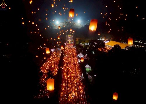 ภาพ No.224698:วันจันทร์ที่ 12 พฤษภาคม พ.ศ. 2568  ชาวพุทธในอินโดนีเซีย ร่วมฉลองวิสาขบูชาจุดประทีปกว่า 200,000 ดวง ณ พระมหาเจดีย์บรมพุทโธ  เจริญพุทธมนต์ถวาย “พระวชิรเกล้าเจ้าอยู่หัว”